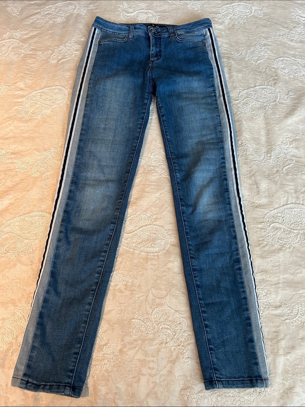✨ Yest Slimming Side-Stripe Skinny Jeans – Medium Wash – Size 6 ✨